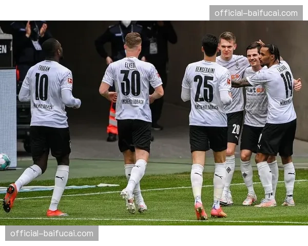 法兰克福3-0大胜门兴格拉德巴赫,布朗、阿迈穆尼-埃奇古亚布、克瑙夫各入一球 法兰克福3-0大胜门兴格拉德巴赫,布朗、阿迈穆尼-埃奇古亚布、克瑙夫各入一球