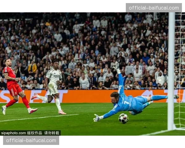 现场直击：伯纳乌球迷为吕迪格一次成功的“上抢-区域覆盖”防守动作送上掌声。