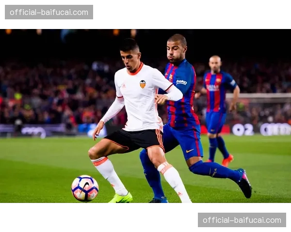 关键点球判罚，主裁长时间观看场边微型高清监视器回放后维持原判