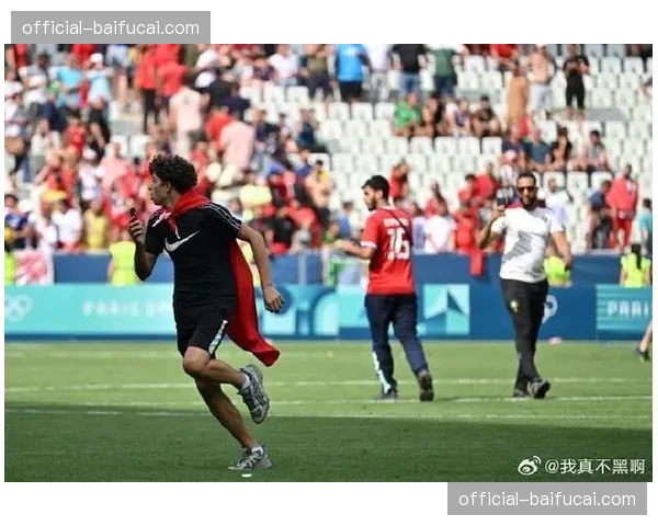 罕见：比赛因球迷向场内投掷大量杂物中断十分钟